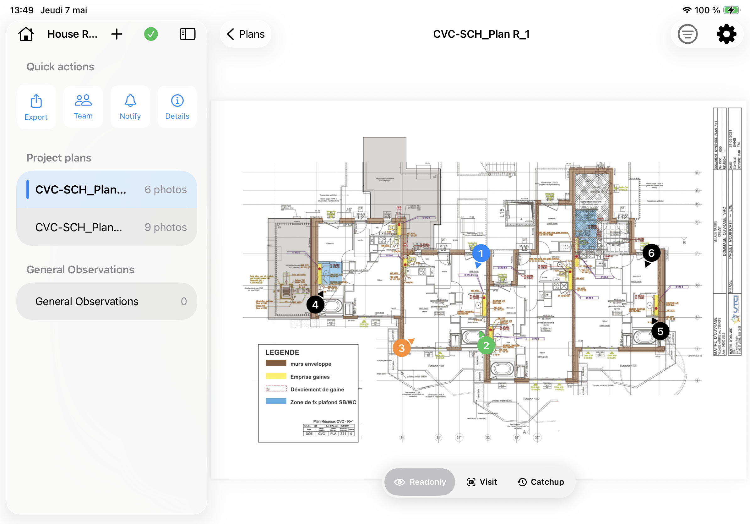 PhotoReport 2026.4 sur iPad affichant le même plan du projet House Renovation que l'iPhone associé, avec des actions rapides pour Export, Équipe, Notifier, et un indicateur de synchronisation vert confirmant que le projet est à jour