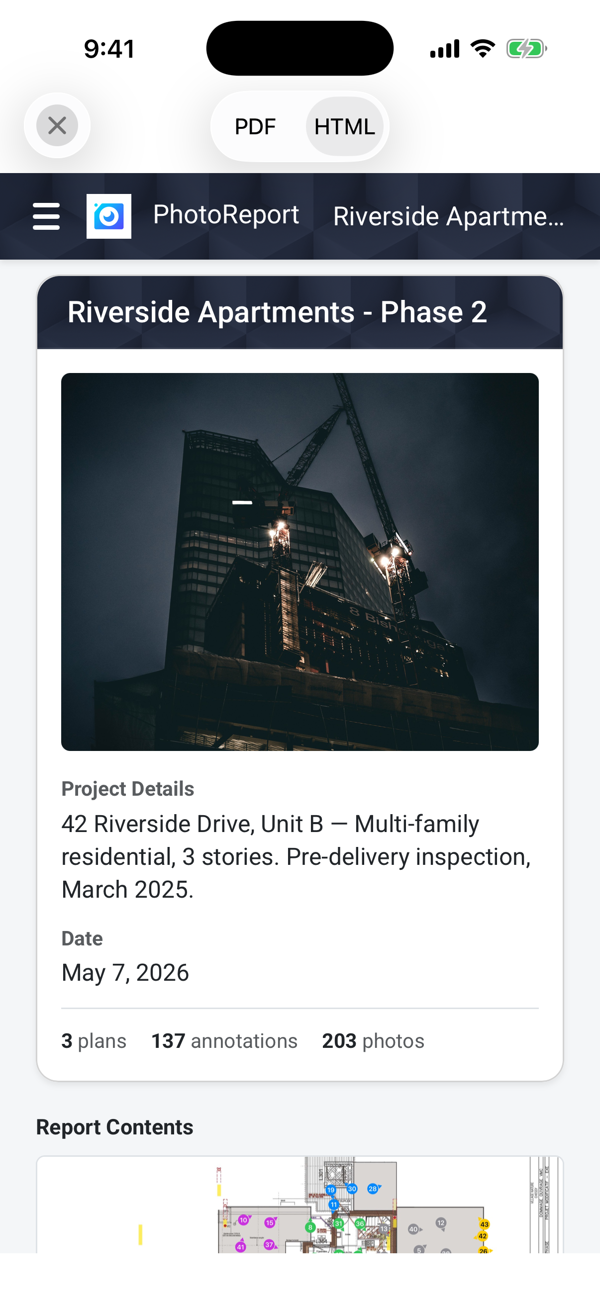Rapport HTML de chantier PhotoReport rendu de manière responsive sur iPhone, avec une photo de couverture pleine largeur, les détails du projet et les miniatures du Sommaire empilées pour la lecture sur petit écran