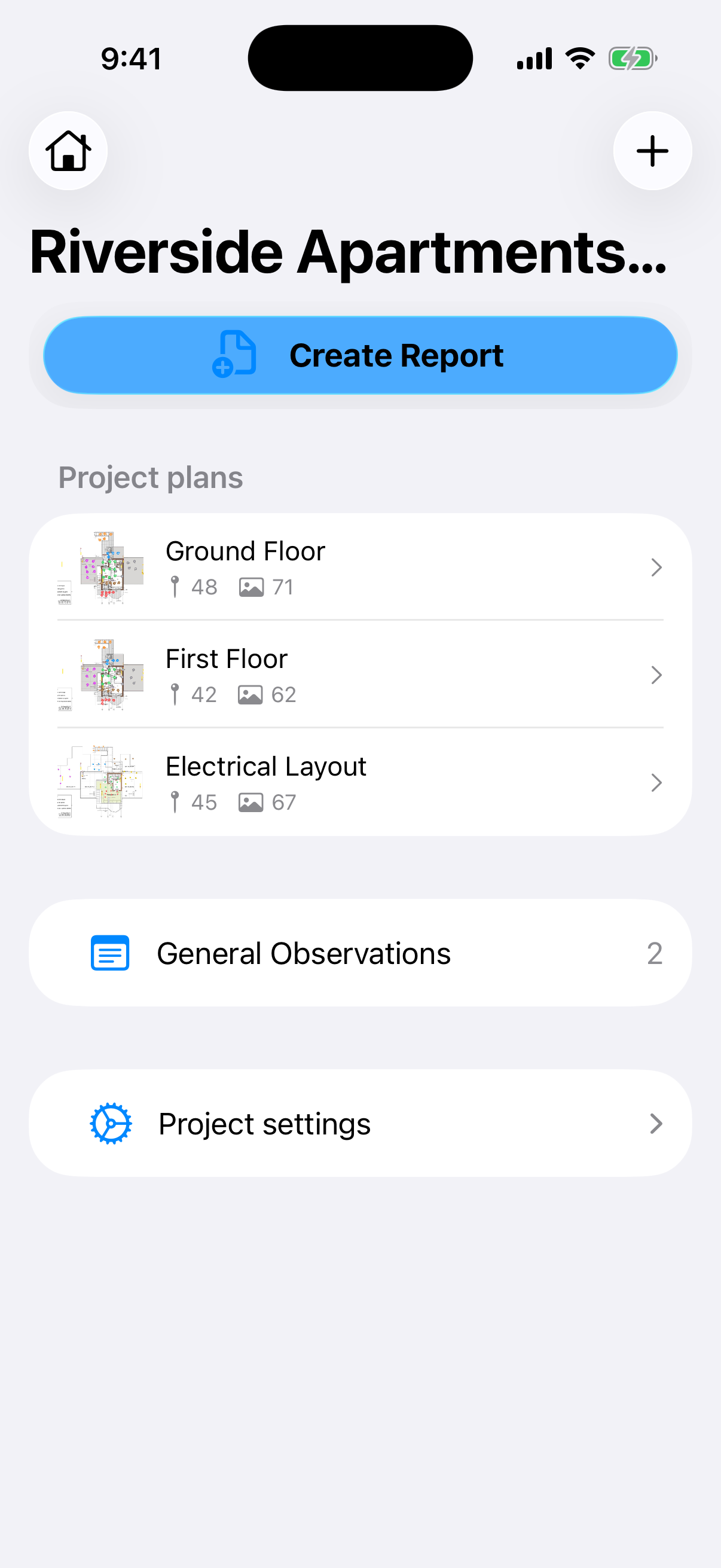 Barre latérale projet de PhotoReport 2026.5 sur iPhone, avec des lignes de plan sur une seule ligne et leurs miniatures de couverture pour Ground Floor, First Floor et Electrical Layout, un bouton Créer un rapport en évidence, les Observations Générales et les Réglages du projet, le tout resserré pour les petits écrans